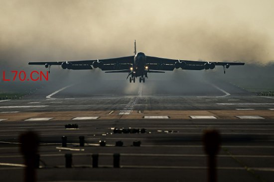  3月19日，美国空军B-52战略轰炸机从英国费尔福德皇家空军基地起飞