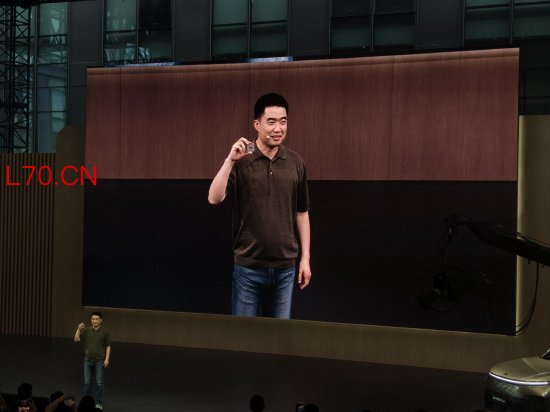 李想手拿芯片玩起“举桌子”梗：给我拍张照片吧，要不然网上留下的都是我举桌子的