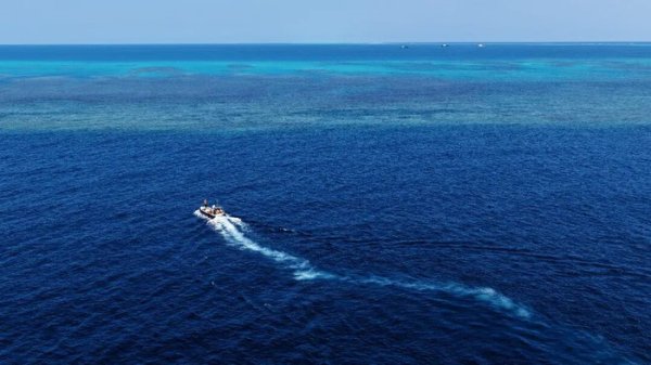 菲防长“香会”大放厥词当天，解放军黄岩岛亮剑